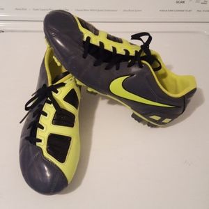 PRE OWNED NICE Nike T90 Soccer Cleats size 6 youth